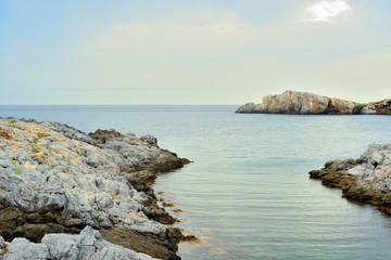 paisaje de rocas de mar con algas y cielo con nubes en la costa mediterránea de España © JOSE ANTONIO