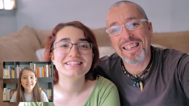 Padre e hija hacen una videoconferencia con hermana y conversan felices y mandan besos