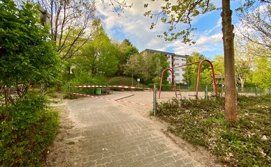 Wegen COVID-19 abgesperrter Spielplatz