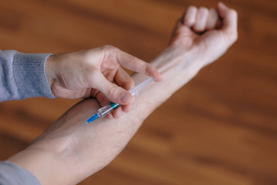 drug addicts to inject heroin into their veins themselves.Flakka