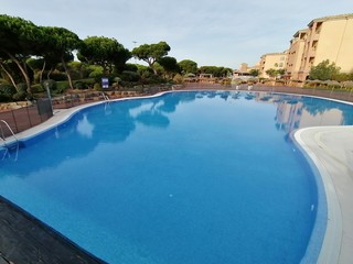 Vista de la piscina en un día hermosa con cielo azul en España