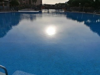 Vista de la piscina en un día hermosa con cielo azul en España