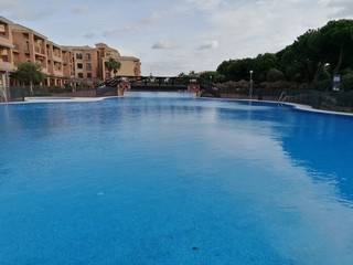 Fototapeta na wymiar Vista de la piscina en un día hermosa con cielo azul en España