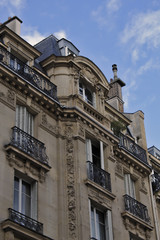Fototapeta na wymiar facade of a building in paris france