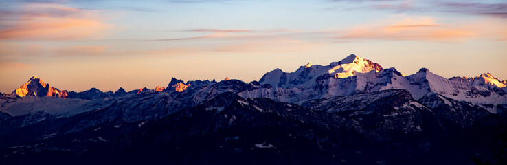 Fototapeta na wymiar La chaîne du Mont Blanc au coucher du soleil.