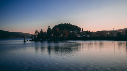 Fototapeta premium Paysage du lac de la Joux baignant dans la lumière du soleil couchant.