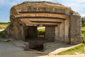 Fototapeta na wymiar Bunkerreste am Pointe du Hoc in der Normandie in Frankreich