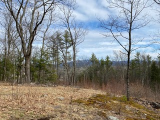 Naklejka premium A beautiful mountain view in New Hampshire with a blue sky and clouds.