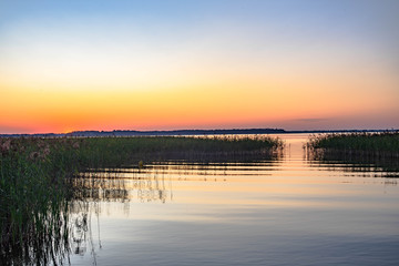 Szuwary na jeziorze o zachodzie