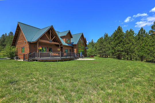 Amazing beautiful mountain home in Cascade Mountains in USA with green lavish maountains, cedar large home.
