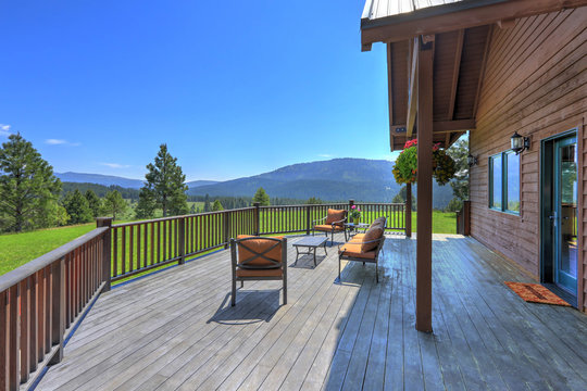 Amazing Beautiful Mountain Home In Cascade Mountains In USA With Green Lavish Maountains, Cedar Large Home.