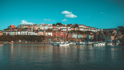 Fototapeta premium Angielski port i wybrzeże Brixham Devon w Anglii z łodziami zakotwiczonymi w spokojny dzień z błękitnym niebem