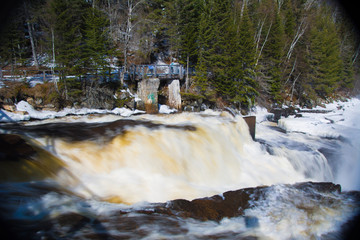 Chute sur une rivière canadienne au Auébec au printemps