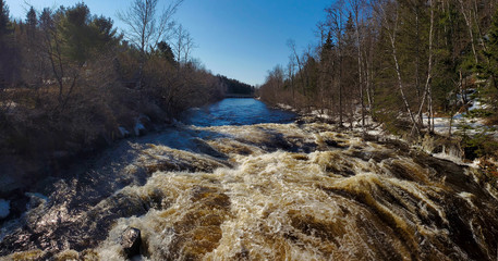 Chute sur une rivière canadienne au Auébec au printemps
