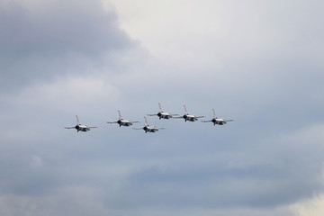 foghter jets flying in formation