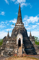 Fototapeta premium Vertical photograph of the buddhist temple Wat Phra Si Sanphet, Ayutthaya, North of Bangkok, Thailand.