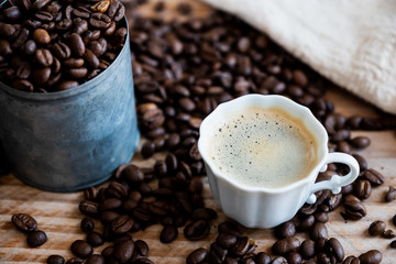 Tasse de café expresso en porcelaine blanche et grains de café