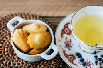 Biscuits mini madeleines et tasse de thé