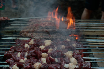 Fat red meat pieces skewered on skewers. It looks smoky, flaming and delicious.