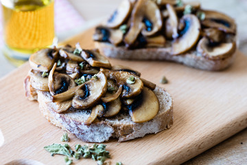 Bruschetta aux champignons de paris et origan