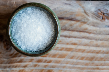 Sel de cuisine dans un bol sur une table en bois