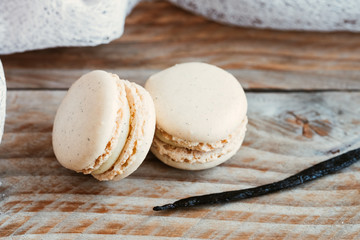 Deux macarons à la vanille et gousse de vanille