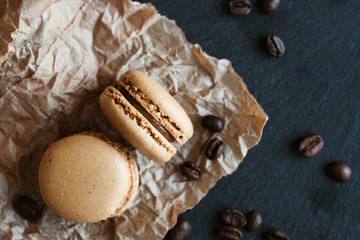 Deux macarons au café avec des grains de café