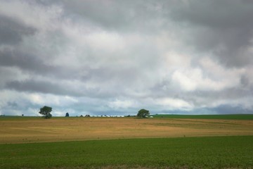 Obraz premium Heavy storm clouds over an agricultural field in San Luis, Argentina.