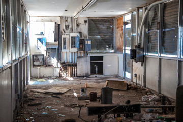 interior de gasolinera abandonada 