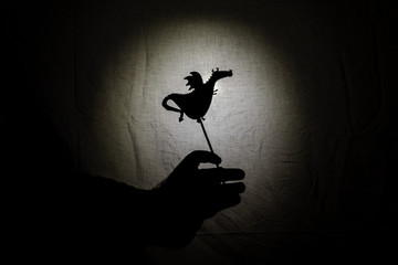 teatro de sombras chinas para niños proyectadas en una sabana de cama, temática de San Jorge, 23...