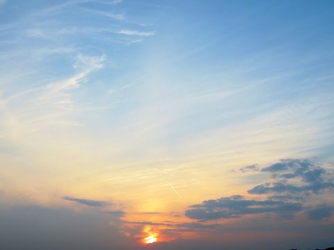 日本の田舎の風景　6月　田植え頃の水の夕景