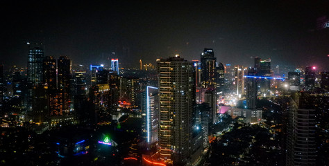Obraz premium noc, miasto, sylwetka na tle nieba, pejzaż miejski, śródmieście, budynki, budynek, hongkong, architektura, miejski, drapacz chmur, światła, panorama, widok, biznes, chiny, azja, hongkong, bangkok, lekki, wieczór, krajobraz