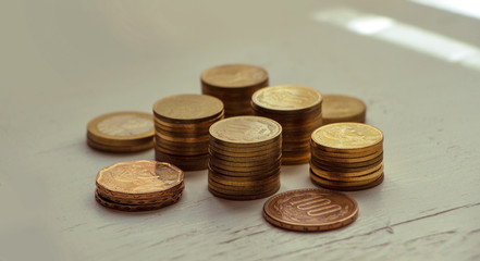 grupo de monedas ordenadas en pilas