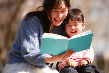 本を読む親子