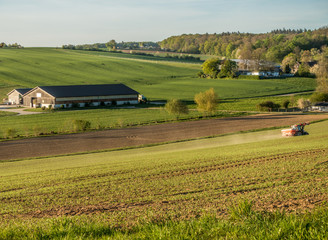 Landwirtschaftliche Geb&auml;ude au&szlig;erhalb im Feld