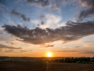 Sonnenuntergang und Wolkenhimmel