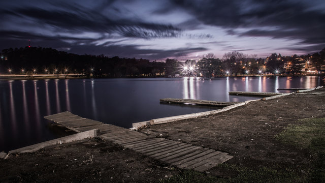 Dique de Tandil por la noche.