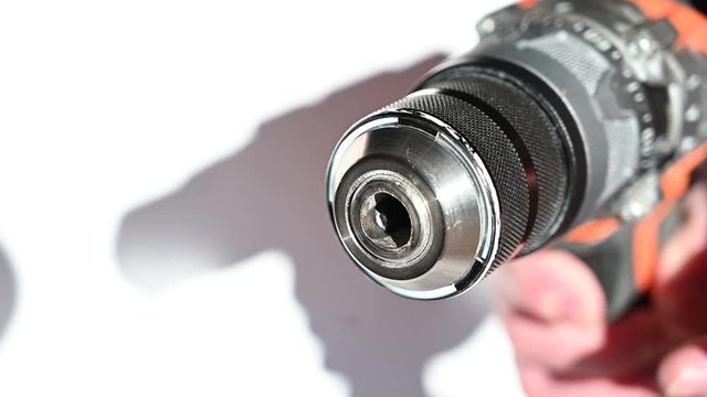 Slow motion closing the collect on a keyless chuck driver