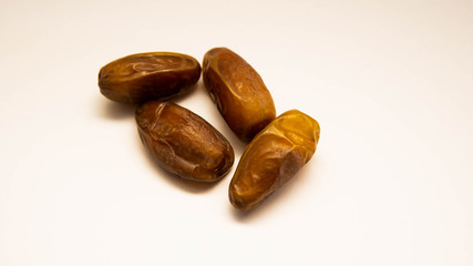 Obraz premium A pile of dates or kurma on isolated white background.