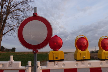 Straßenabsperrung Schilder