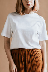 Model posing in a tee