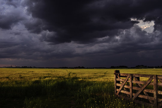 Hermoso campo en el medio de una tormenta