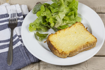 croque-monsieur et salade dans une assiette