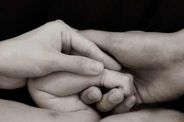 赤ちゃんとパパとママの手
