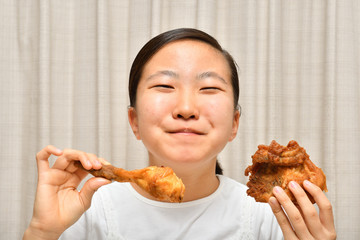 フライドチキンを食べる女の子