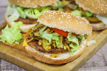 burger au poulet, oignons, salade et tomate