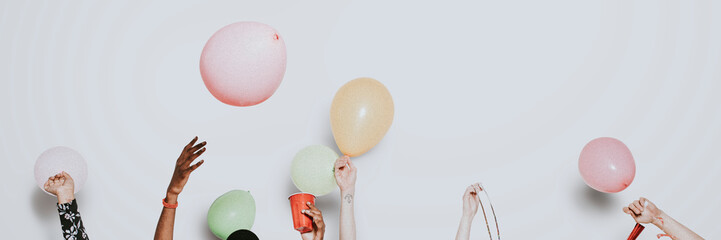 Happy friends at a party © rawpixel.com