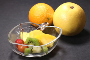 ガラス器に盛ったカットフルーツ
