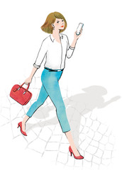 スマートフォンを持って歩く女性