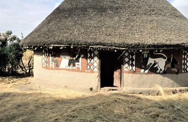 Straßenansicht - Haus von Bewohnern vom Stamm der Oromo - Typische Hütte mit typischer Bemalung...